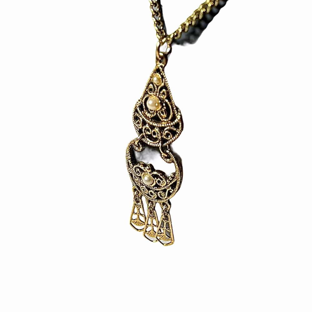 Bronze tone pendant necklace with faux pearls - Picture 3 of 6